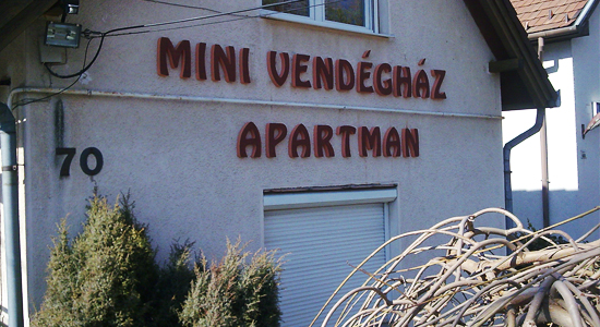 panzió felirat habbetűből