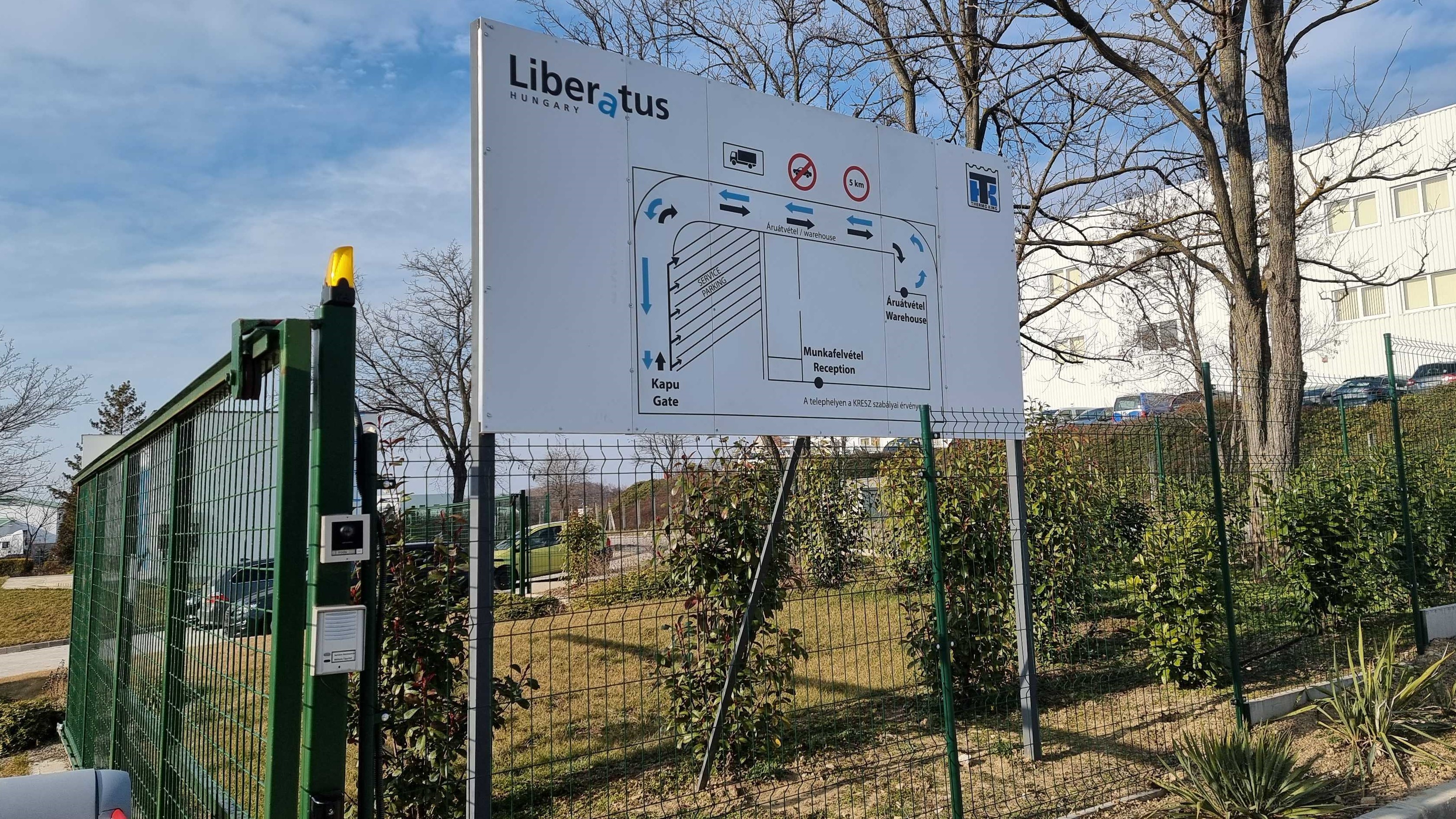 tartószerkezetes tábla, cégtábla